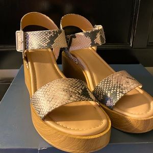 Size 10 wood snakeskin wedge sandals, universal thread